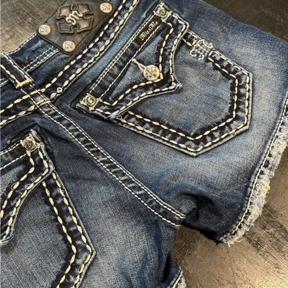 Miss Me Dark Wash Denim Signature Jean Shorts With Flap Pockets - Size 27 - Picture 6 of 8